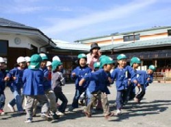 元気に遊ぶ子ども達