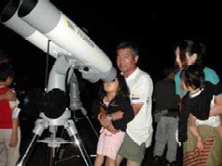 星空を観察する親子